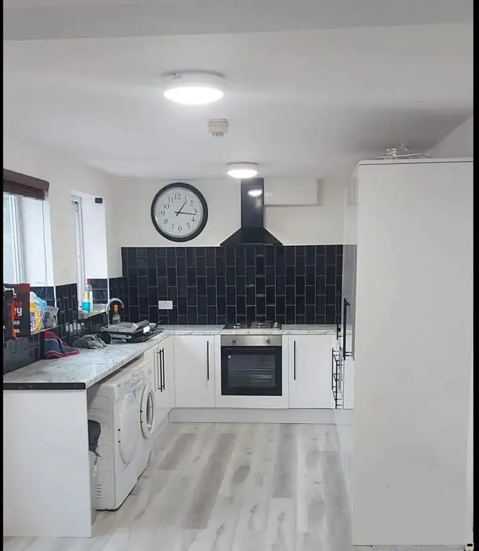 10 Arthur Avenue // 6 Bedroom House // NG7 2EL - Thumbnail 1